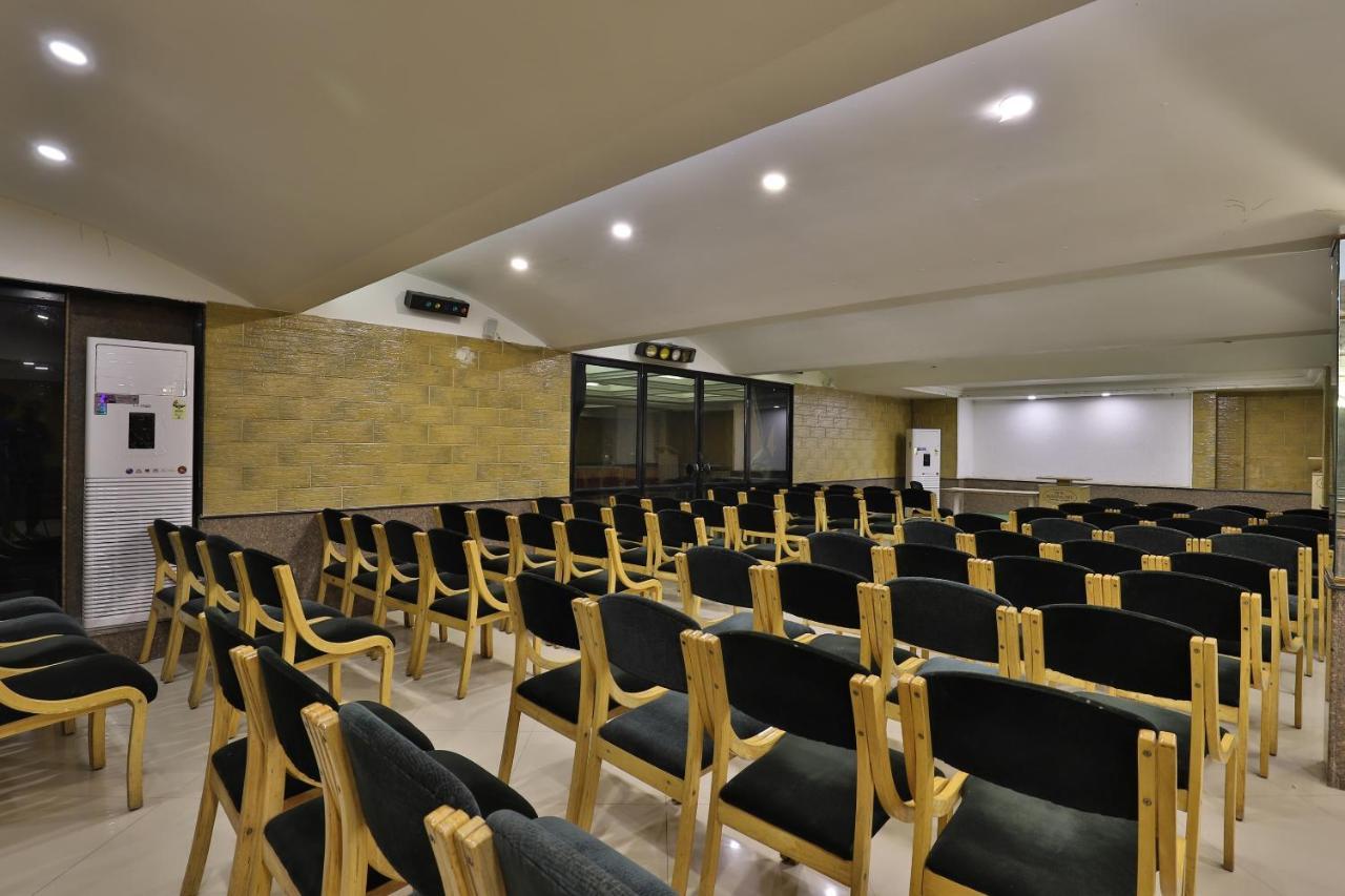 Capital O 1338 Hotel Harmony Rajkot Exterior foto